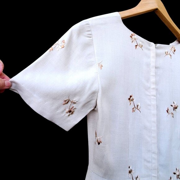 1950s Pin Up Wiggle Dress Size 4 Beige Embroidered Metal Zipper NWOT Deadstock - Picture 11 of 11